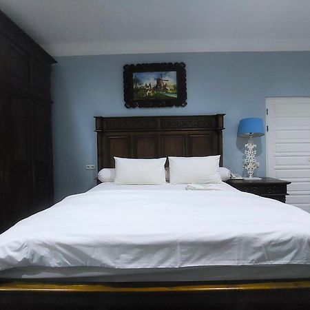 Nonie'S Huis Hotel Медан Екстериор снимка