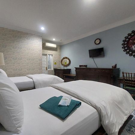 Nonie'S Huis Hotel Медан Екстериор снимка