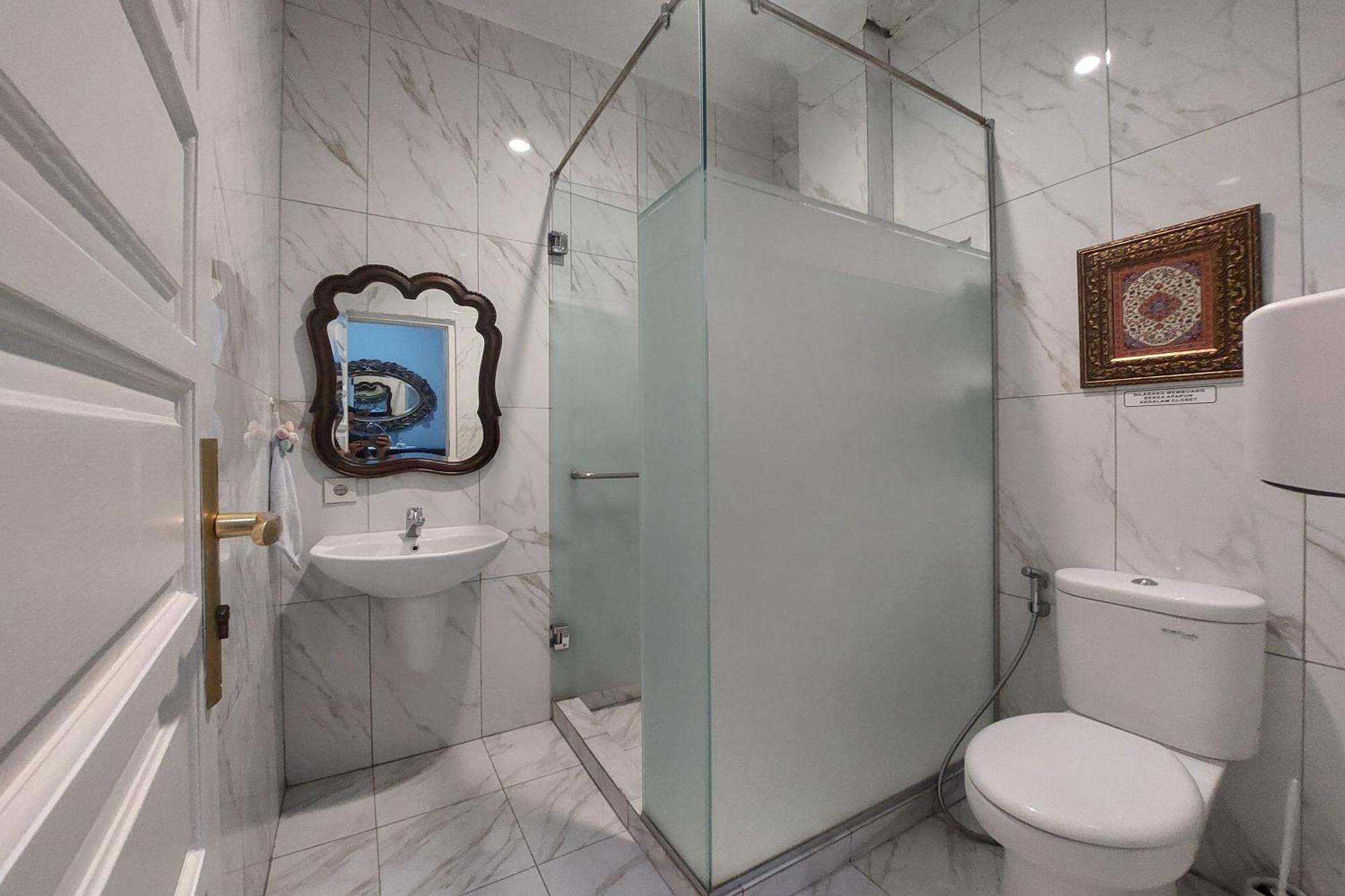 Nonie'S Huis Hotel Медан Екстериор снимка