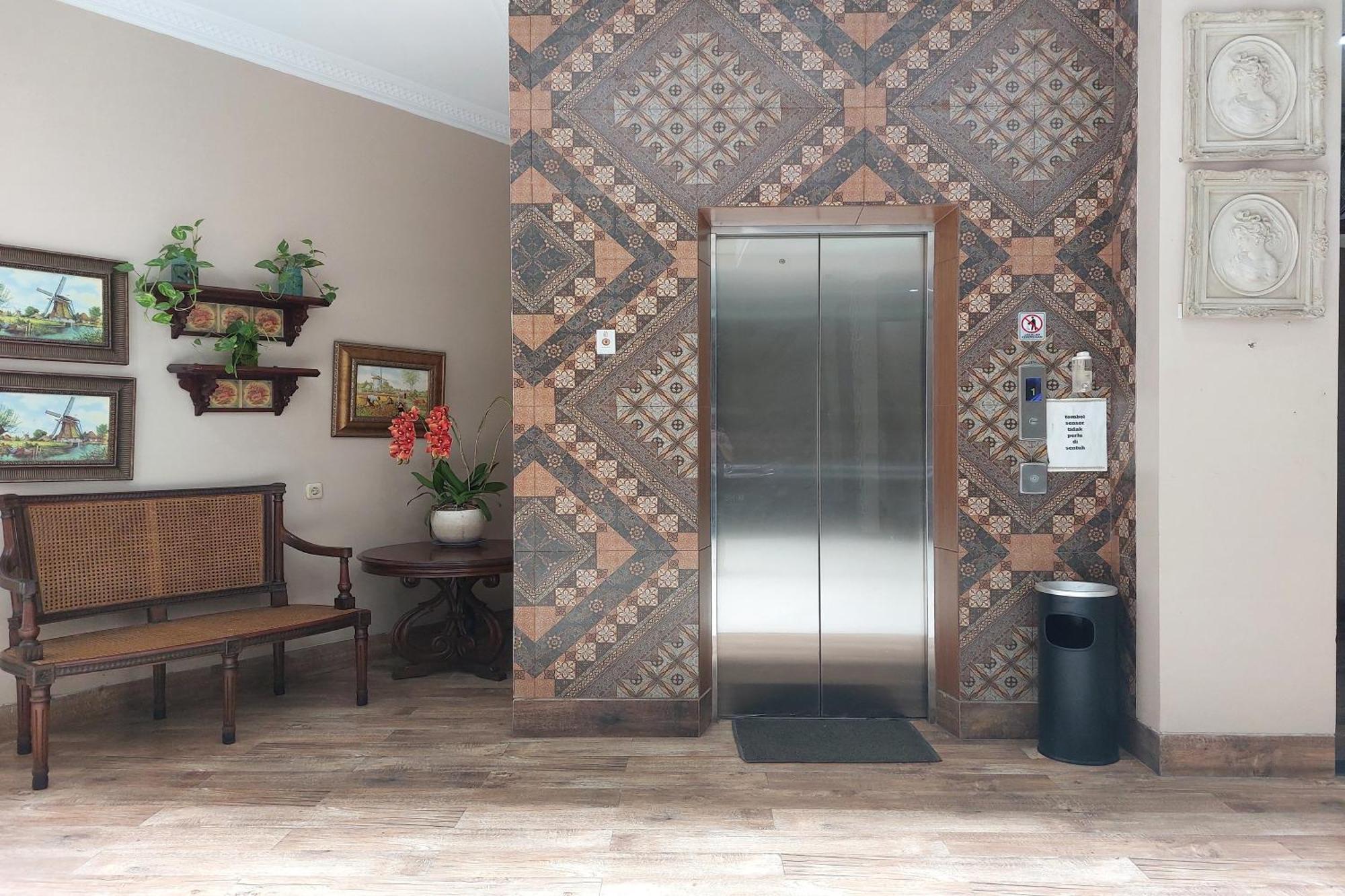 Nonie'S Huis Hotel Медан Екстериор снимка