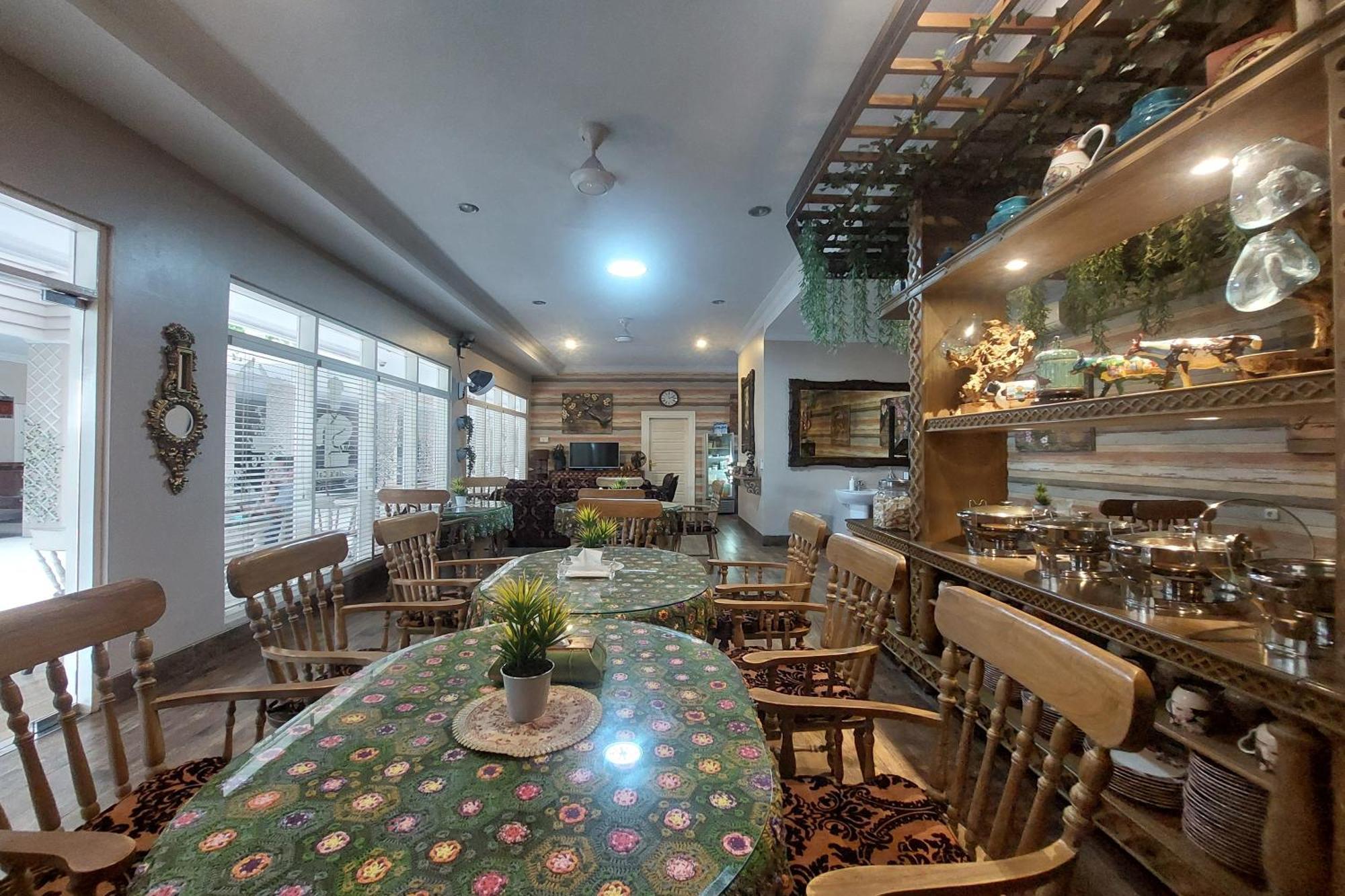 Nonie'S Huis Hotel Медан Екстериор снимка