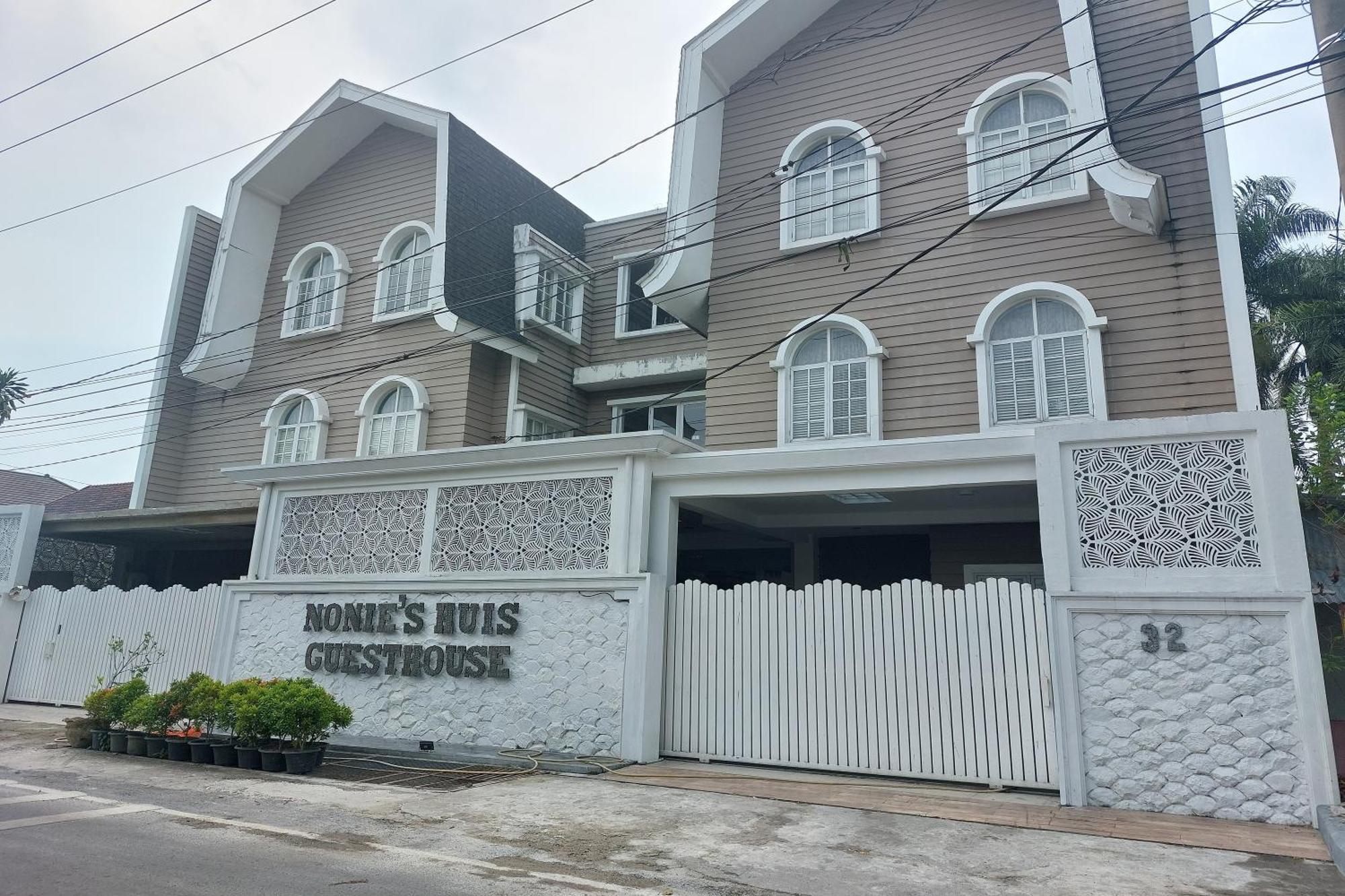 Nonie'S Huis Hotel Медан Екстериор снимка