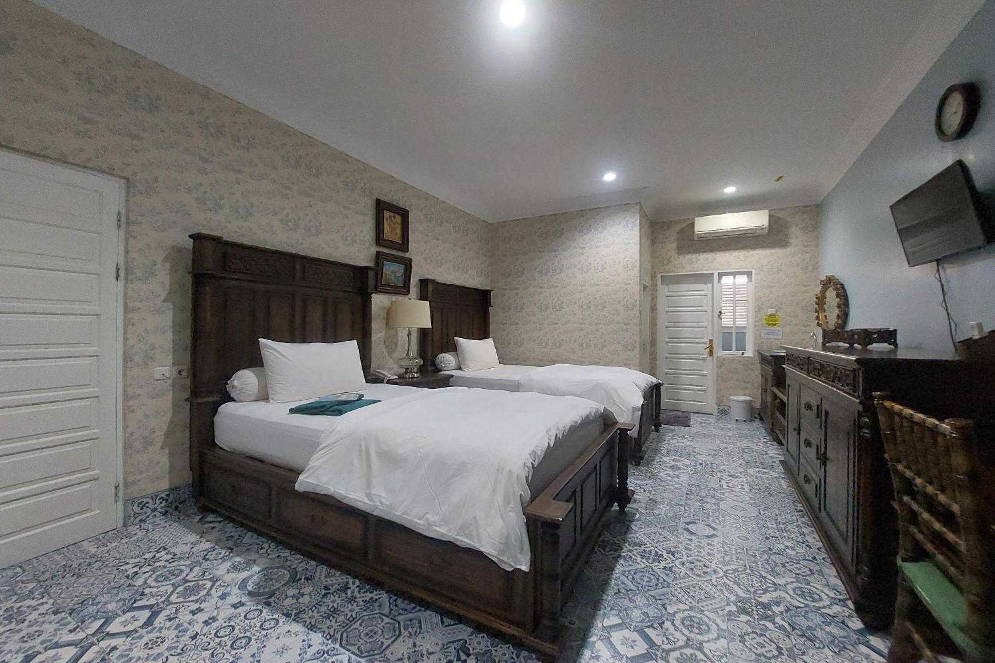 Nonie'S Huis Hotel Медан Екстериор снимка