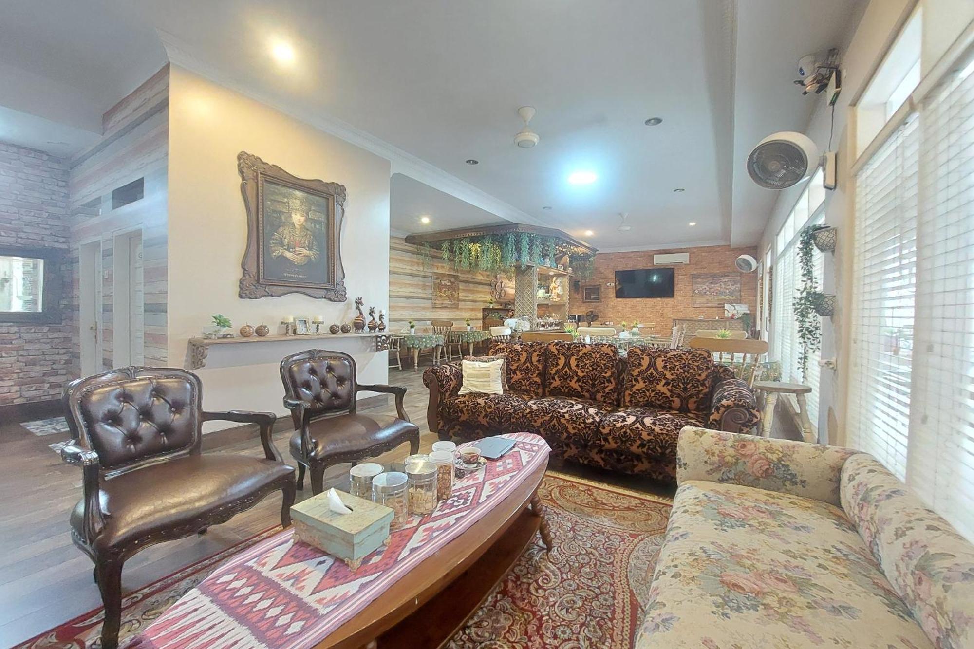 Nonie'S Huis Hotel Медан Екстериор снимка