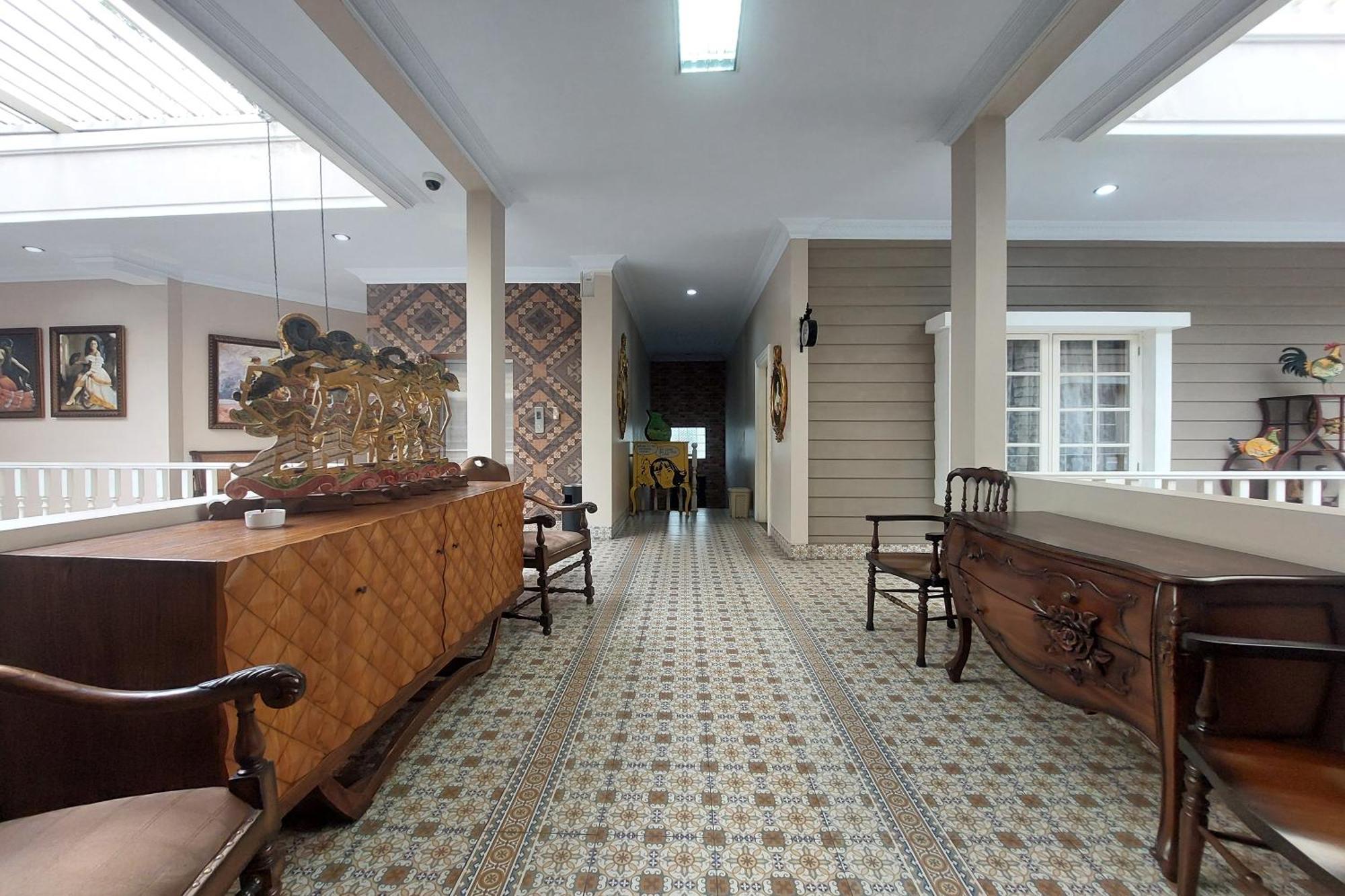Nonie'S Huis Hotel Медан Екстериор снимка