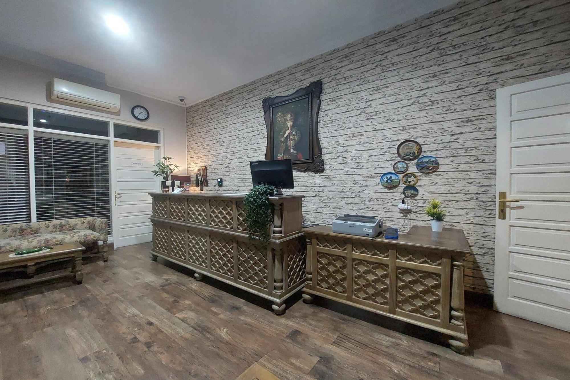 Nonie'S Huis Hotel Медан Екстериор снимка
